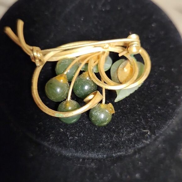 Green Brooch Costume - Picture 2 of 3